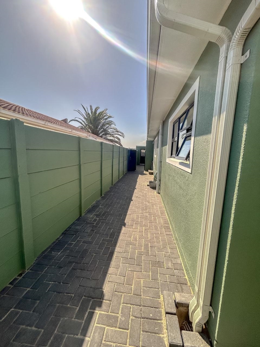 7 Bedroom Property for Sale in Gustrouw Western Cape